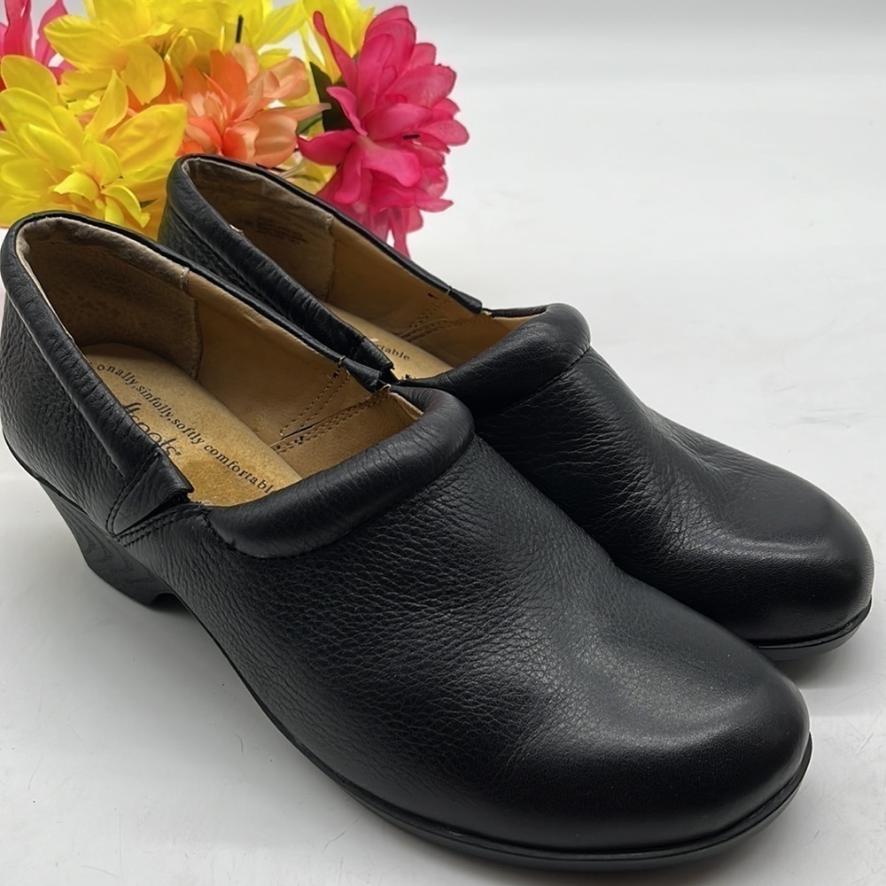 Softspots Black leather heeled loafer Sz 11 Wide. BLO1834A